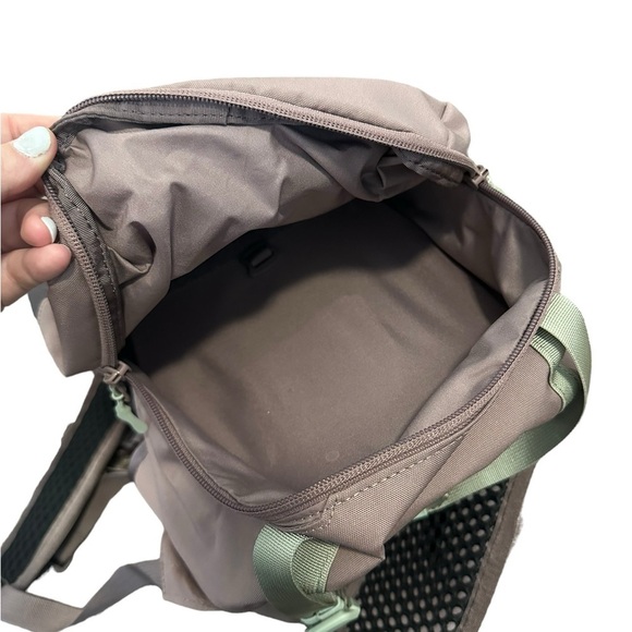 Dakine Drifter 14L Pack in Sparrow w/ Hydration Bladder - Picture 4 of 5